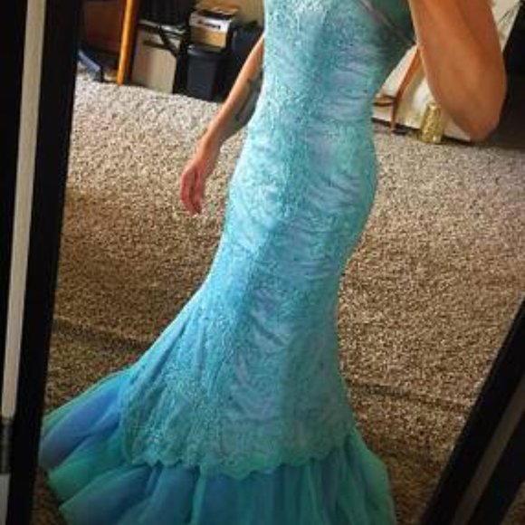Le Gala by Mon Cheri Light Blue / Lavender Lacy Mermaid Formal Prom Dress Size 2 - Picture 3 of 3